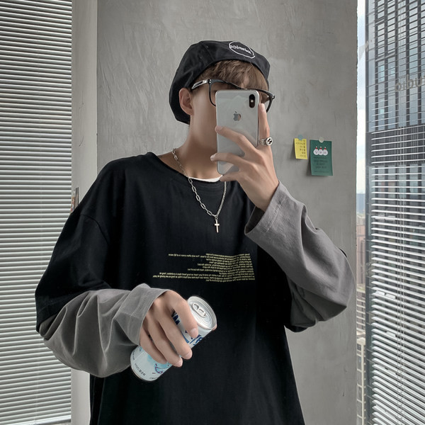 Bluză bărbătească cu decolteu oval și inscripții în mai multe culori