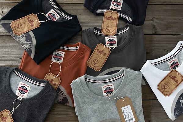 Tricou pentru bărbați cu aplicație colorată și mâneci scurte