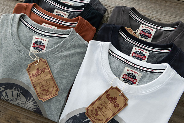 Tricou pentru bărbați cu aplicație colorată și mâneci scurte