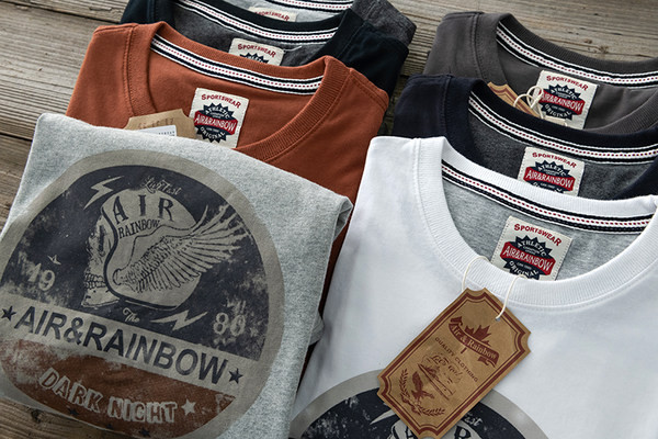 Tricou pentru bărbați cu aplicație colorată și mâneci scurte