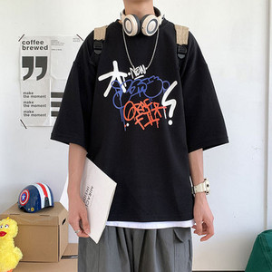 Moderna muška majica s aplikacijama u boji i kratkim rukavima