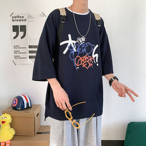 Moderna muška majica s aplikacijama u boji i kratkim rukavima