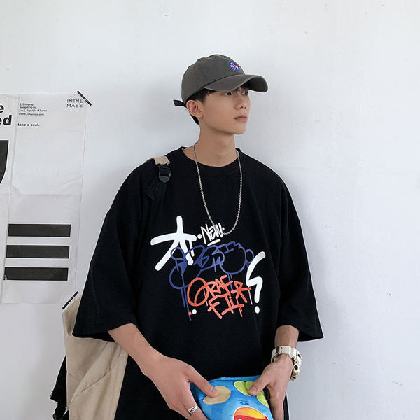 Moderna muška majica s aplikacijama u boji i kratkim rukavima