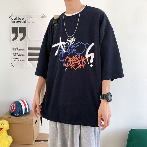 Moderna muška majica s aplikacijama u boji i kratkim rukavima