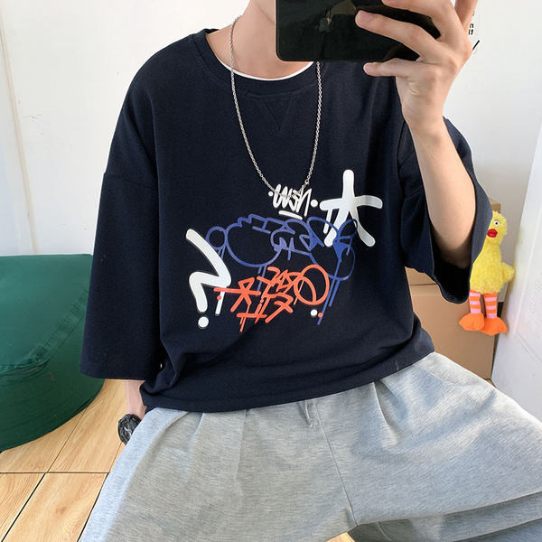 Moderna muška majica s aplikacijama u boji i kratkim rukavima