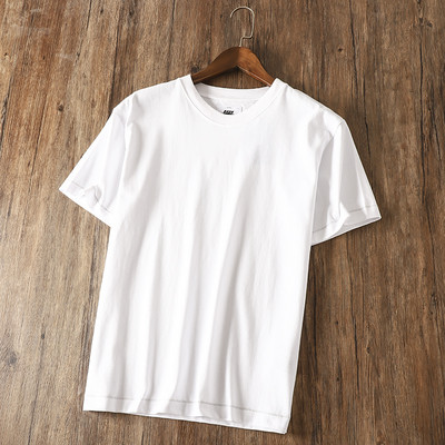 Jednobojna muška majica - besplatni model