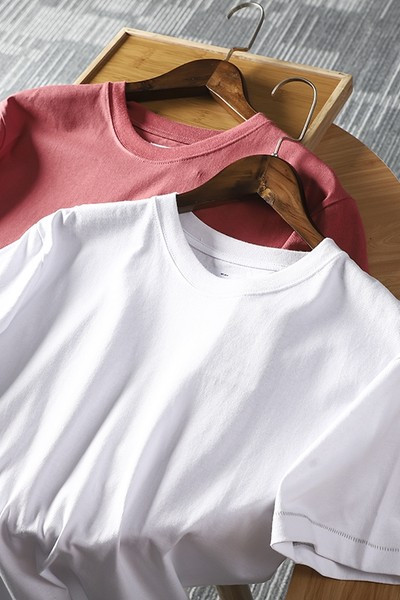 Jednobojna muška majica - besplatni model