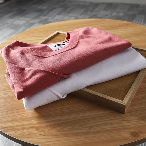 Jednobojna muška majica - besplatni model