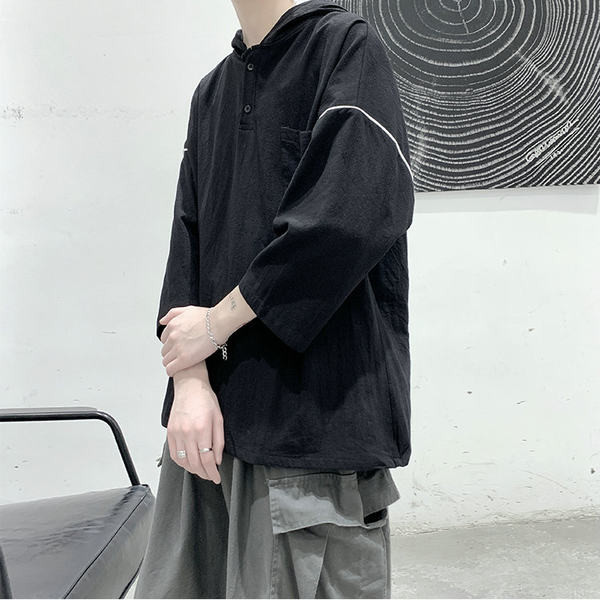 Bluză largă pentru bărbați, cu glugă și nasturi în alb și negru