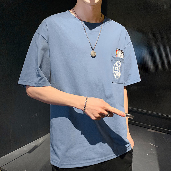 Tricou casual barbatesc cu buzunar si aplicatie