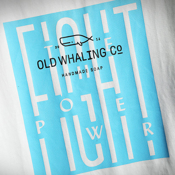 Tricou barbatesc cu imprimeu si decolteu oval