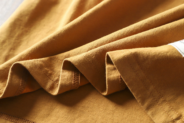 Tricou casual barbatesc cu aplicatie colorata si maneci scurte