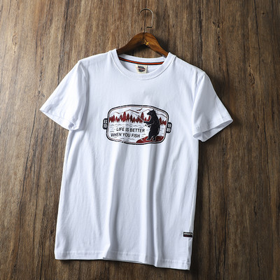 Tricou bărbătesc cu mâneci scurte și diverse aplicații