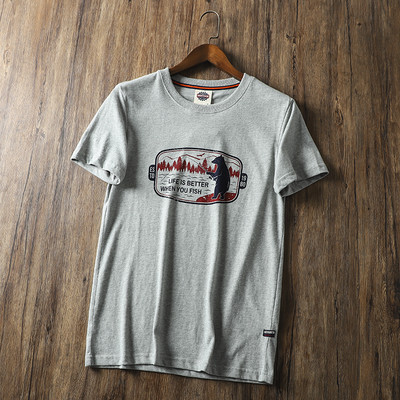 Tricou bărbătesc cu mâneci scurte și diverse aplicații