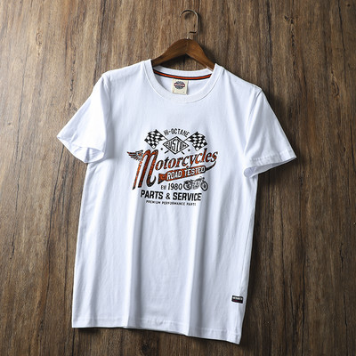 Tricou bărbătesc cu mâneci scurte și diverse aplicații