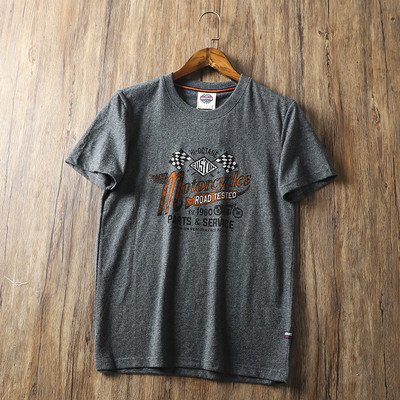 Tricou bărbătesc cu mâneci scurte și diverse aplicații