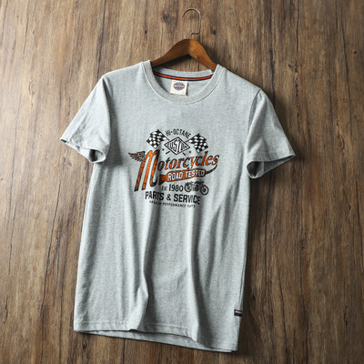 Tricou bărbătesc cu mâneci scurte și diverse aplicații