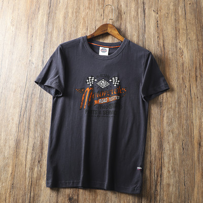 Tricou bărbătesc cu mâneci scurte și diverse aplicații