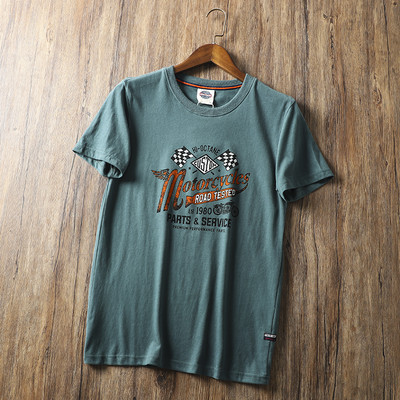 Tricou bărbătesc cu mâneci scurte și diverse aplicații