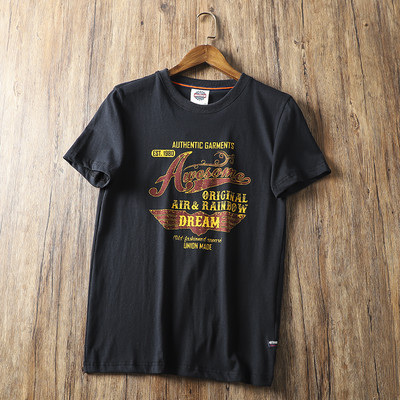 Tricou bărbătesc cu mâneci scurte și diverse aplicații