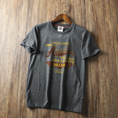 Tricou bărbătesc cu mâneci scurte și diverse aplicații