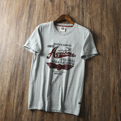 Tricou bărbătesc cu mâneci scurte și diverse aplicații