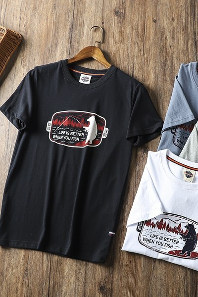 Tricou bărbătesc cu mâneci scurte și diverse aplicații