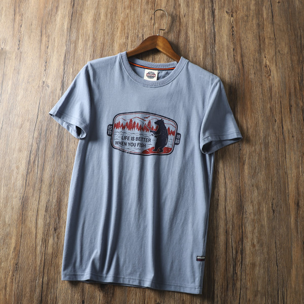 Tricou bărbătesc cu mâneci scurte și diverse aplicații