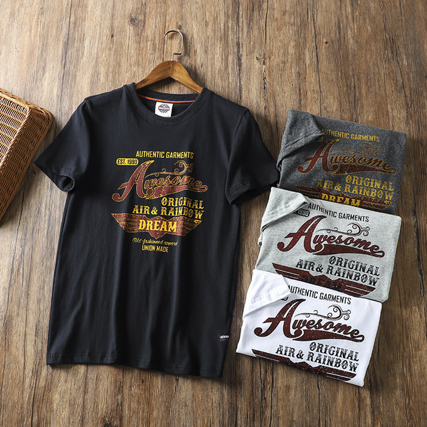 Tricou bărbătesc cu mâneci scurte și diverse aplicații