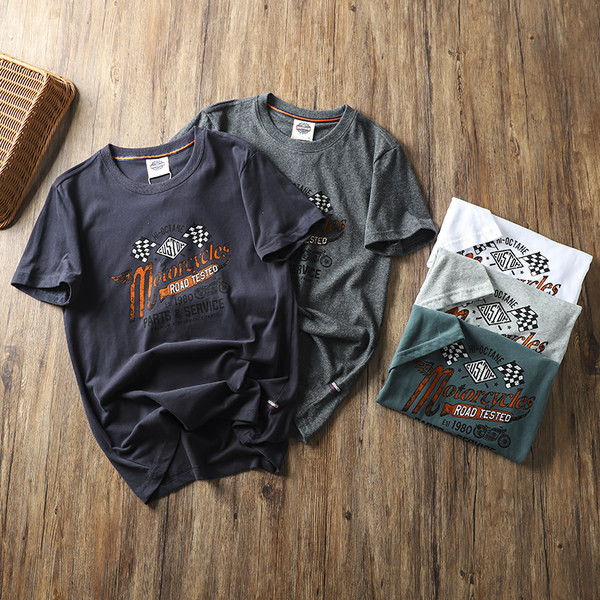 Tricou bărbătesc cu mâneci scurte și diverse aplicații