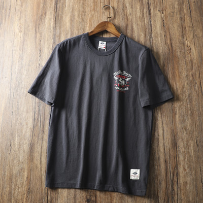 Tricou bărbătesc cu aplicație și mâneci scurte