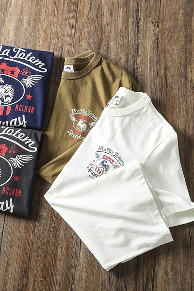 Tricou bărbătesc cu aplicație și mâneci scurte