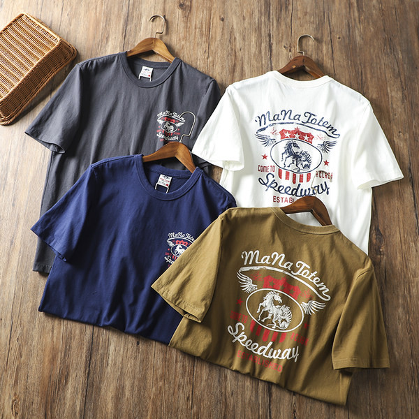 Tricou bărbătesc cu aplicație și mâneci scurte