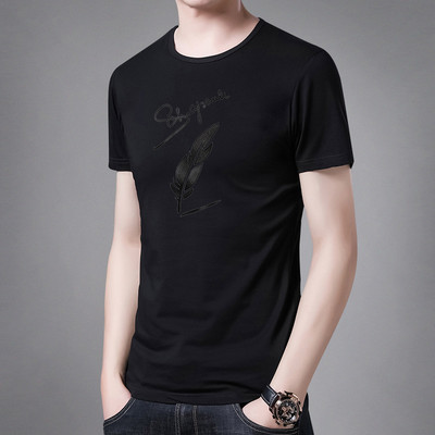 Tricou bărbătesc îmbrăcat cu inscripție și aplicație