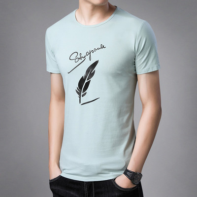 Tricou bărbătesc îmbrăcat cu inscripție și aplicație