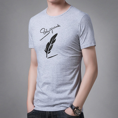 Tricou bărbătesc îmbrăcat cu inscripție și aplicație