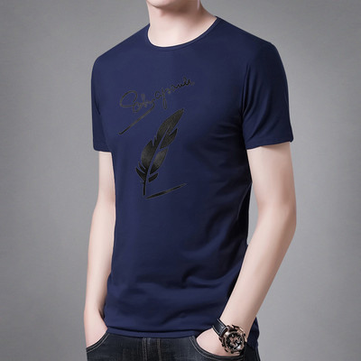 Tricou bărbătesc îmbrăcat cu inscripție și aplicație