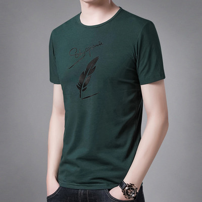 Tricou bărbătesc îmbrăcat cu inscripție și aplicație