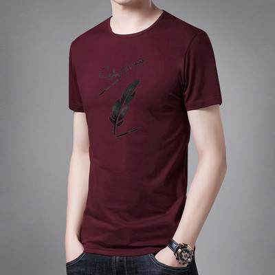 Tricou bărbătesc îmbrăcat cu inscripție și aplicație