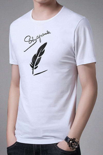 Tricou bărbătesc îmbrăcat cu inscripție și aplicație