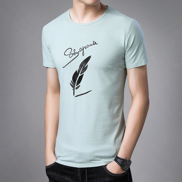 Tricou bărbătesc îmbrăcat cu inscripție și aplicație