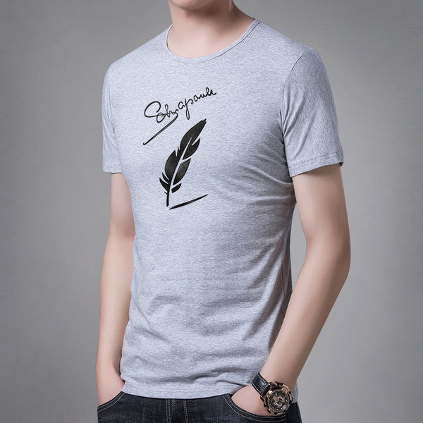 Tricou bărbătesc îmbrăcat cu inscripție și aplicație