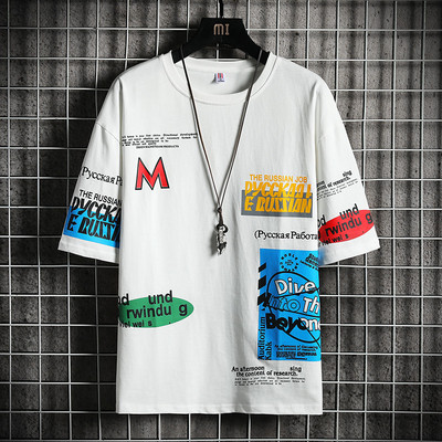 Tricou bărbătesc colorat cu aplicație și decolteu rotund