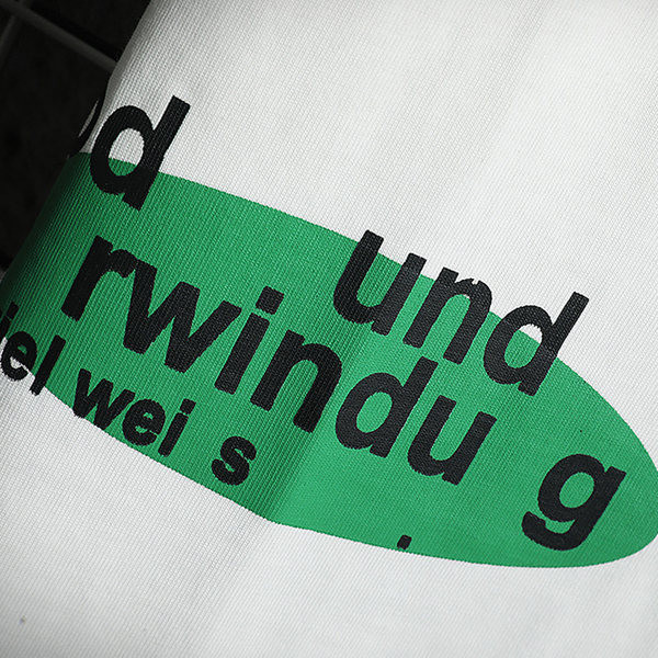 Tricou bărbătesc colorat cu aplicație și decolteu rotund