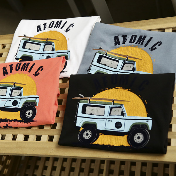 Tricou bărbătesc de primăvară cu aplicație și mâneci scurte