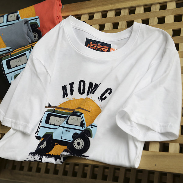 Tricou bărbătesc de primăvară cu aplicație și mâneci scurte