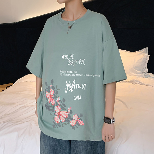 Tricou barbatesc cu model floral si decolteu rotund