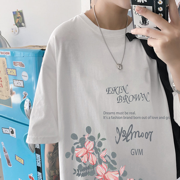 Tricou barbatesc cu model floral si decolteu rotund