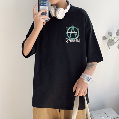 Ανδρικό μπλουζάκι με χρωματιστό μοτίβο και κοντά μανίκια