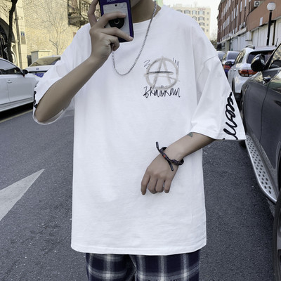 Ανδρικό μπλουζάκι με χρωματιστό μοτίβο και κοντά μανίκια